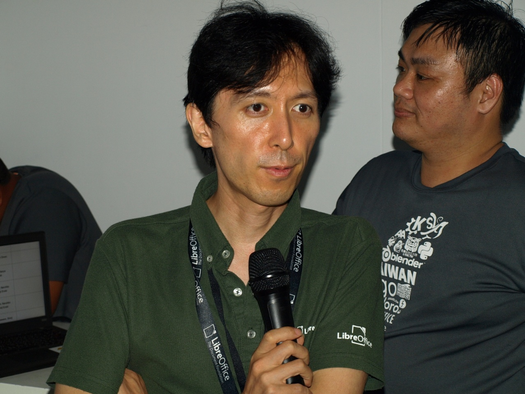 圖十二：來自日本的LibreOffice日文工作團隊（LibreOffice Japanese Team）的榎  真治（Shinji Enoki）先生，上台分享發表LibreOffice在日本日文化應用的狀況。