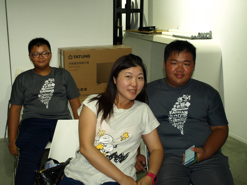 圖三：「中華民國自由軟體協會」前來幫忙的義務工作人員，包含了理事長 翁佳驥的全家福。
