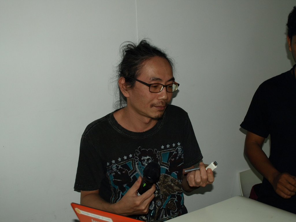 圖八：邀請了A+A Space執行長Michael Wu吳思辰 先生，以簡報方式分享發表了A+A Space在台灣推廣開源自由軟體的各種教學訓練課程，以及各種藝術美學作品及概念，以及各項商業模式與各種有形及虛擬的創意商品。